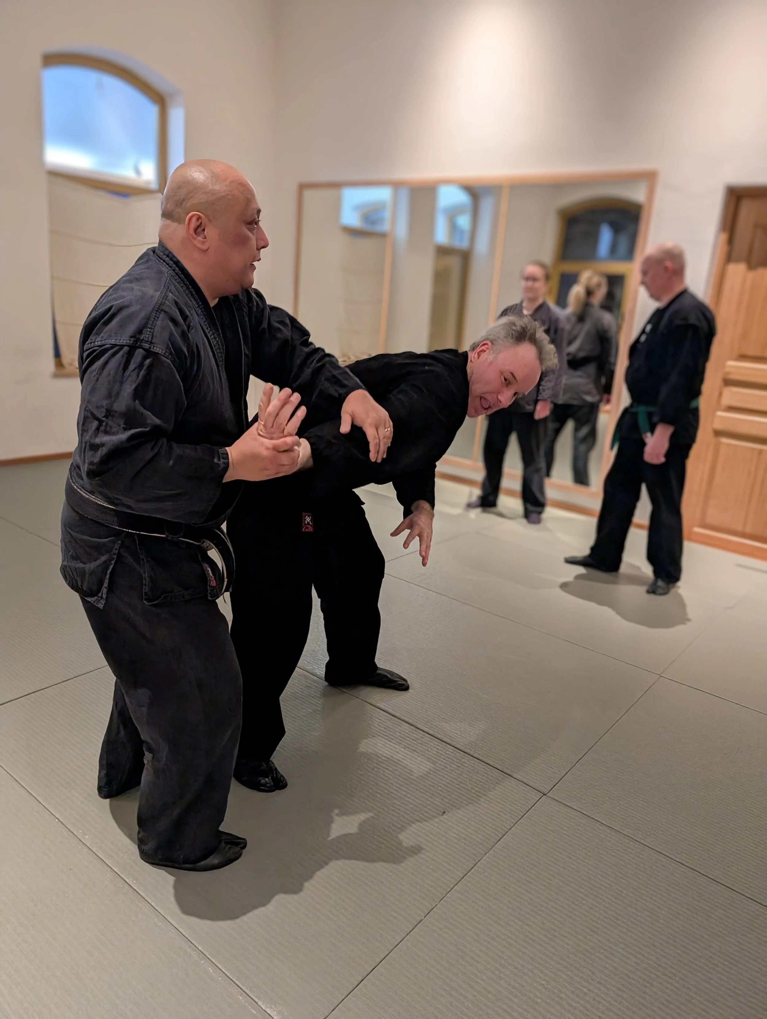 Partnerübung während eines Trainingsabends im Dōjō